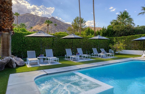 Vista Las Palmas House | K0018 - Casa La Vista: 4 bdr MidCentury Alexander Home Huge Backyard with Mtn V