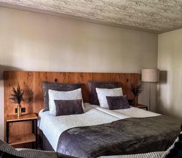Saldus Bed & Breakfast | Kalniem Pāri Guest House