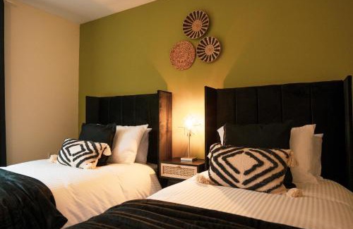 Chapeltown House | Kandaka-Specious Stylish Home - Suitable for Contractors