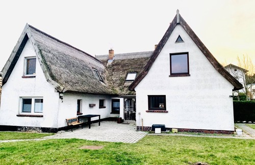 Graal Mueritz House | Kapitäns HUS 2 - nur 300m zum Strand, mit Infrarotsauna, Großer Garten, Kamin, Carport - Kapitäns