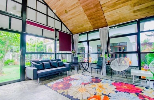Na Chom Thian Bed & Breakfast | Karnie Cheer Pool Villa & Resort Pattaya