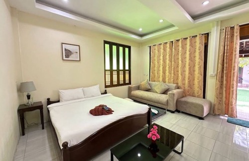 Na Chom Thian Bed & Breakfast | Karnie Cheer Pool Villa & Resort Pattaya