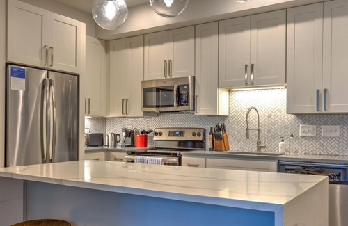 DeBaliviere Place Apartment | Kasa | 1BD, Work From Home | Forest Park