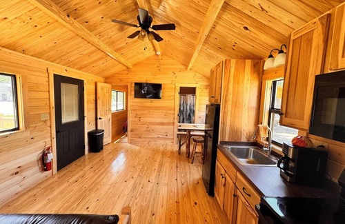Ely Cabin | Kawishiwi Cabin, a Charming 2-bedroom cabin with AC, WiFi in enjoyable Ely