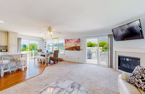 Keen-Wik On the Bay House | Keenwik on the Bay waterfront home with AC, gas fireplace, firepit, & dock