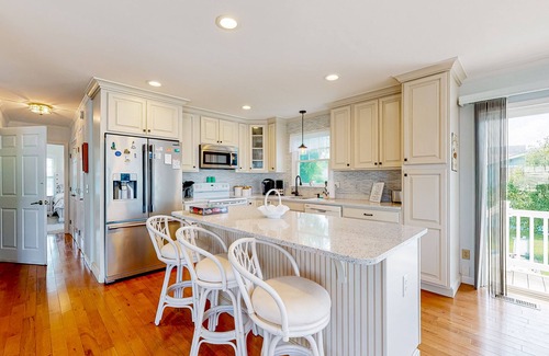 Keen-Wik On the Bay House | Keenwik on the Bay waterfront home with AC, gas fireplace, firepit, & dock