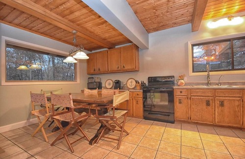 New Concord Ski Chalet | Kentucky Lake Chalet - Private Dock/Hot Tub