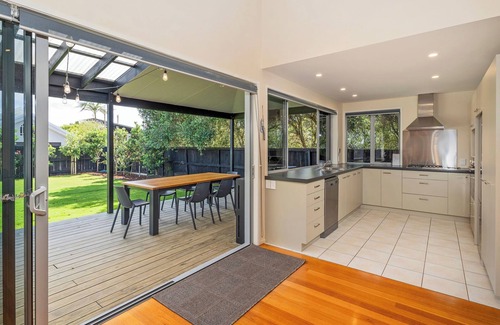 Matarangi House | Kenwood Paradise - 2 houses along from beach access