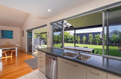 Matarangi House | Kenwood Paradise - 2 houses along from beach access