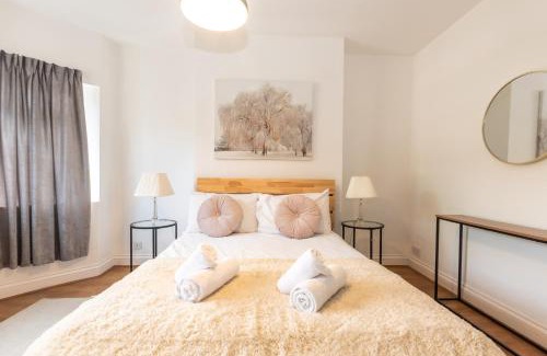 Moffat House | KGV Stays - Serenity House 3 bedroom near to the hospital with parking