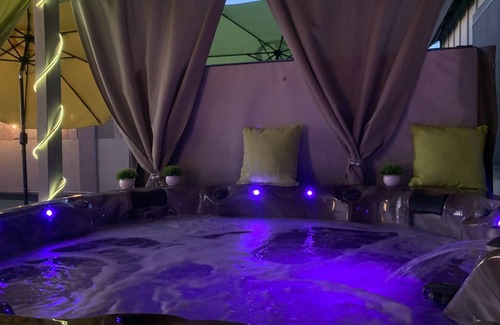 Ahwatukee Foothills House | KIDS LOVE ME! Neon 5 Waterfall Heated Pool, HOT TUB, Putting Greens & Fire Pit