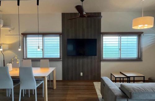 Maekawa Apartment | Kin-Con-Kan 1F 新築 那覇空港から車で25分 南部観光に最適 広々80平米 コンビニ徒歩1分 沖縄ワールド徒歩9分 最大9人