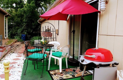Lawrence House | *King adjustable bed, massage chair, one level near KU, affordable luxury