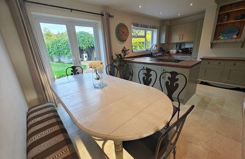 South Cadbury House | King Arthur’s Rest -Charming Eco Home, Garden & Hot Tub. Sleeps 10. Pet friendly