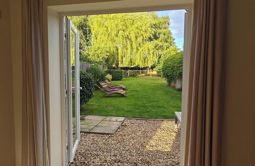 South Cadbury House | King Arthur’s Rest -Charming Eco Home, Garden & Hot Tub. Sleeps 10. Pet friendly
