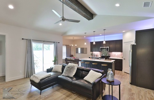 Abilene Cabin | King Bed - Country Modern Farmhouse Abilene - Sleeps 18 close to Dyess AFB