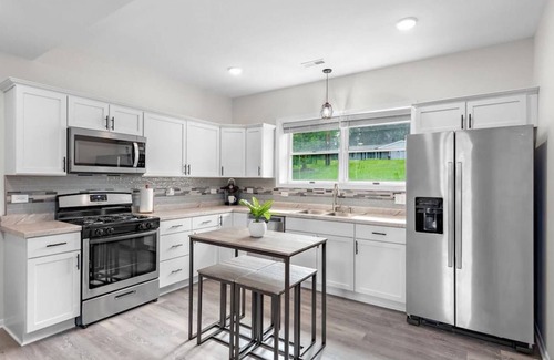 Cary House | King bed Crystal Lake Mchenry Cary Cozy