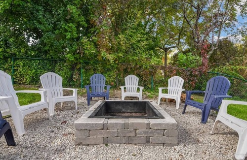 Cary House | King bed Crystal Lake Mchenry Cary Cozy