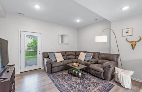 Cary House | King bed Crystal Lake Mchenry Cary Cozy