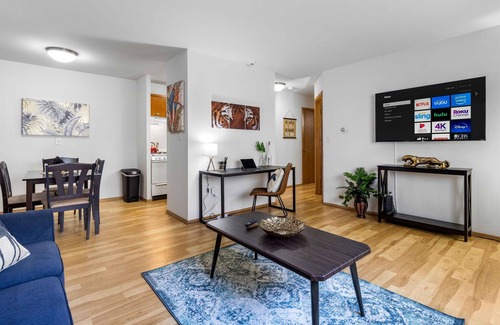 Wauwatosa Apartment | King Bed - FAST WIFI ~ Near Froedtert ~ Undergrnd Parking