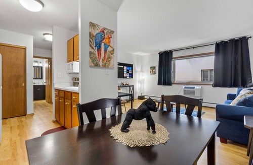 Wauwatosa Apartment | King Bed - FAST WIFI ~ Near Froedtert ~ Undergrnd Parking