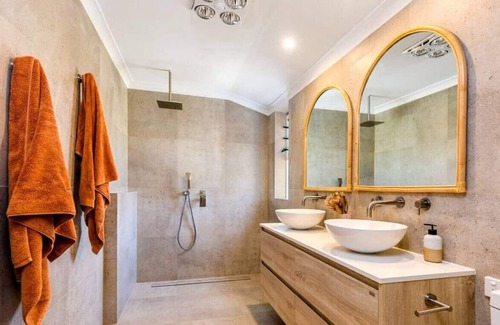 Warwick House | King bed - Fast wifi - Sleeps 8 - Pool table