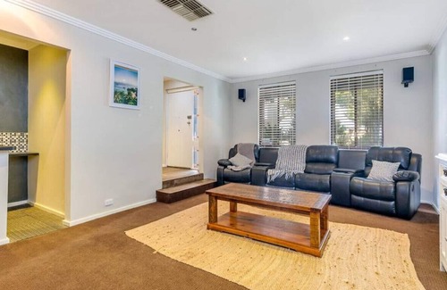 Warwick House | King bed - Fast wifi - Sleeps 8 - Pool table