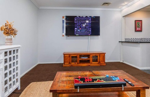 Warwick House | King bed - Fast wifi - Sleeps 8 - Pool table