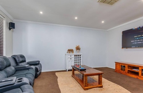 Warwick House | King bed - Fast wifi - Sleeps 8 - Pool table