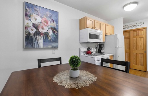 Wauwatosa Apartment | King Bed-FAST WiFi - Undrgrd Parking - Near Froedtert