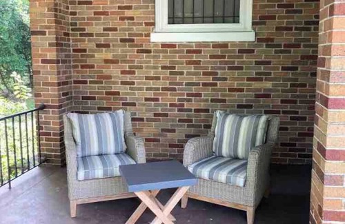 Norwood House | King Bed Fenced Yard Retro Charm Cozy Porch