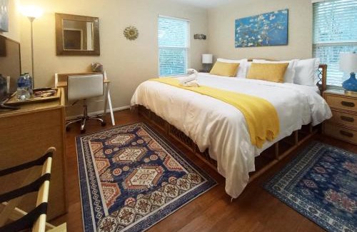 San Marcos House | King Bed in Relaxing Oasis, with FREE Snack/Wi-Fi/Parking