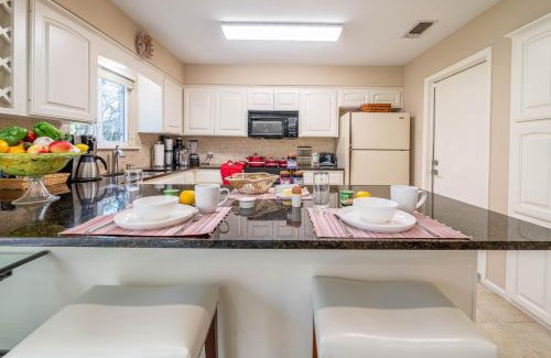 San Marcos House | King Bed in Relaxing Oasis, with FREE Snack/Wi-Fi/Parking