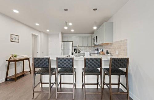 Riverside Apartment | King Bed J and K on Main Luxury Apartment 403