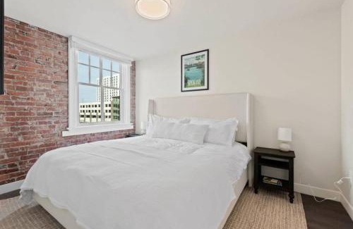 Riverside Apartment | King Bed J and K on Main Luxury Apartment 403
