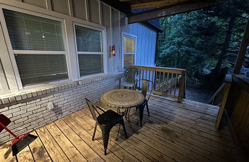 Roswell Apartment | KING bed! Quiet & Cozy, Updated, Patio porch & fenced yard for pups!
