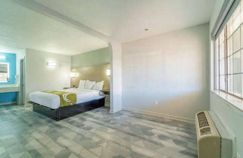 Pleasanton Hotel | King Bed Room Near Wingstop + Free Parking Available
