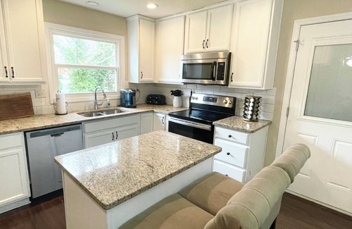 Charlotte House | King beds, 2 Living Rooms Fast WIFI, 6th Convertible Bedroom Available