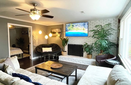 Charlotte House | King beds, 2 Living Rooms Fast WIFI, 6th Convertible Bedroom Available