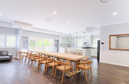 Gold Coast City House | King Beds - Ensuites - Sleeps 20 - Cinema - Lake