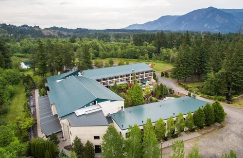 North Bonneville Resort | King Jacuzzi Mountain View