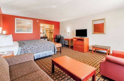 Vernon Hotel | King Room with Private Bath & Desk – Great Choice for Hwy 287 Travelers
