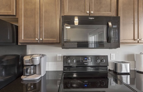 West Des Moines Apartment | King Studio Amenities Comfort and Convenience