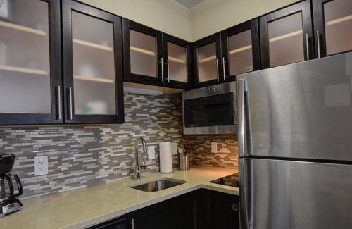Lakeland Apartment | King Studio. Free Breakfast Buffet. Outdoor Pool. 15 Min to Downtown Lakeland.