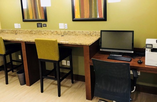 Lakeland Apartment | King Studio. Free Breakfast Buffet. Outdoor Pool. 15 Min to Downtown Lakeland.