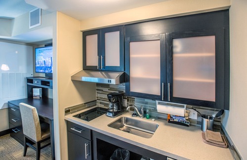 Downtown Denver Apartment | King Studio in Downtown Denver | Free Breakfast, Poo & Hot Tub