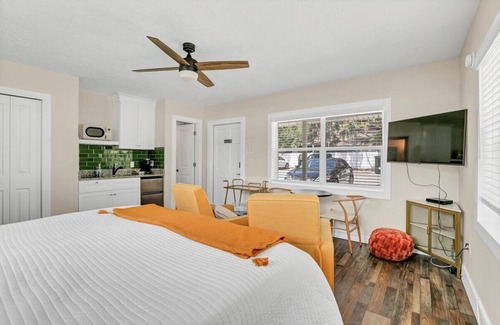 Safety Harbor Hotel | King Suite 101:Retro King Suite w/Kitchenette