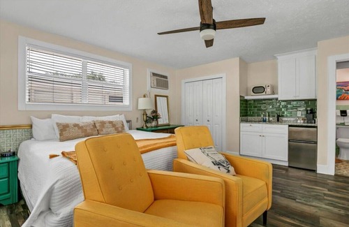 Safety Harbor Hotel | King Suite 101:Retro King Suite w/Kitchenette