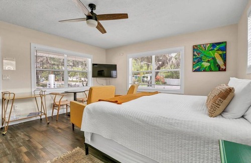 Safety Harbor Hotel | King Suite 101:Retro King Suite w/Kitchenette