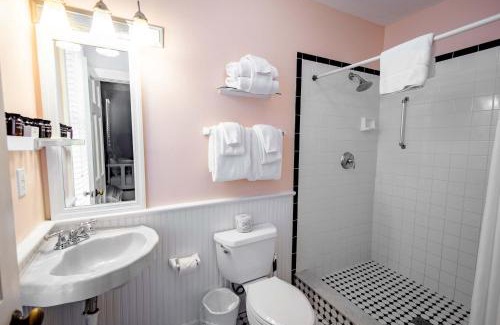 Historic Seaport Hotel | King Suite at Curry Mansion with Heated Pool!